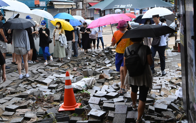 전날 중부지방에 기록적인 폭우가 쏟아지며 곳곳에 침수피해가 생긴 9일 서울 신대방역 앞 보도블럭이 파손돼 있다./성형주 기자 2022.08.09