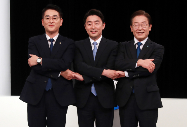 박용진(왼쪽부터), 강훈식, 이재명 더불어민주당 대표 후보가 9일 부산 MBC에서 열린 TV토론회에 앞서 기념촬영 하고 있다./연합뉴스
