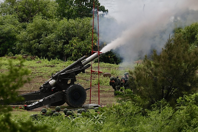 대만군이 9일 대만 최남단 핑둥에서 실탄 사격 훈련을 하고 있다. EPA연합
