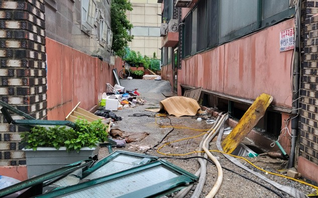 지난 8일 오후 9시 7분께 서울 관악구 부근 한 빌라 반지하에 폭우로 침수된 일가족 3명이 갇혀 신고했지만 결국 사망했다. 사진은 사고 현장. 연합뉴스