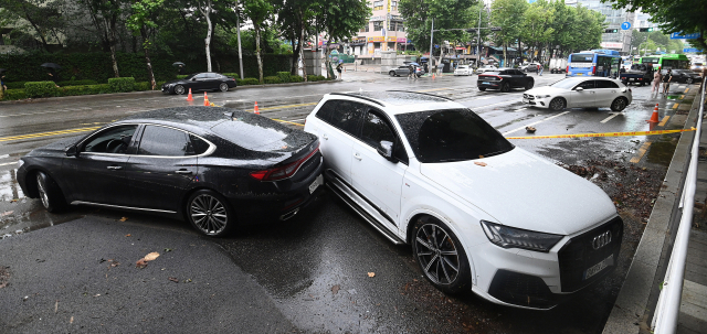 서울을 비롯한 중부지역에 폭우가 이틀째 내린 9일 서울 강남구 대치역 인근 거리에 지난밤 집중호우로 침수된 차량들이 방치돼 있다./오승현 기자