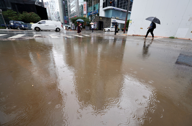 전날부터 계속된 집중 호우에 9일 오전 서울 강남역 일대 도로에 빗물이 고여 있다. 연합뉴스