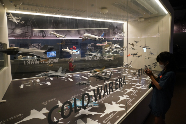 국립항공박물관 1층에는 라이트형제의 첫 비행기부터 세계 주요 항공기들의 모형이 전시돼 있다.