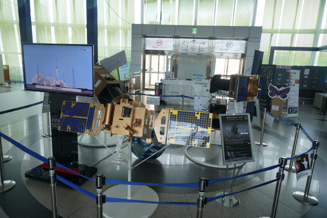 국립과천과학관 2층에 달 탐사선 '다누리호' 모형이 전시돼 있다.