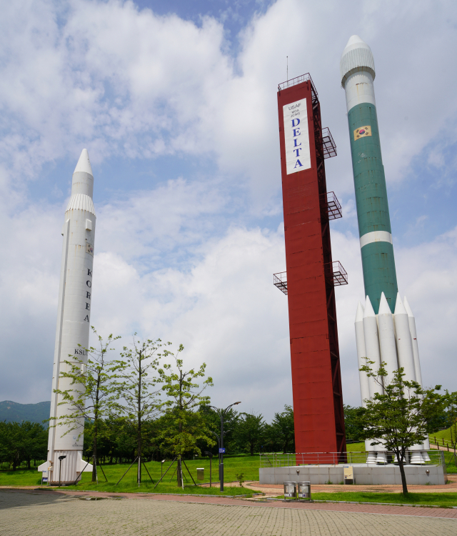 위성발사체인 우리나라 '나로호(KSLV-1)'와 미국 '델타Ⅱ'가 국립과천과학관 야외에 전시돼 있다. 나로호는 러시아와 합작 개발해 2013년 발사에 성공한 국산 첫 로켓이다.
