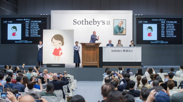올해 10월 ‘소더비코리아’를 설립해 한국 시장 공략에 나서는 소더비의 한 경매에서 일본 작가 나라 요시토모의 작품이 소개되고 있다. 사진 제공=소더비