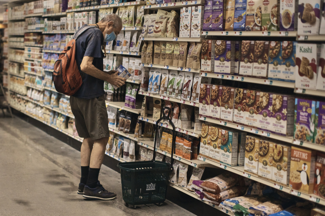 미국 뉴욕의 한 슈퍼마켓에서 소비자가 물건을 고르고 있다.AP연합뉴스