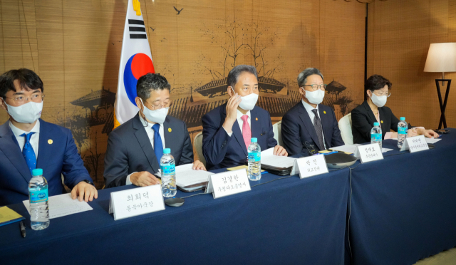 박진(가운데) 외교부 장관이 9일(현지 시간) 중국 산둥성 칭다오 지모고성군란호텔에서 열린 재중국 교민·기업인 화상 간담회에 참석해 발언하고 있다. 사진 제공=외교부