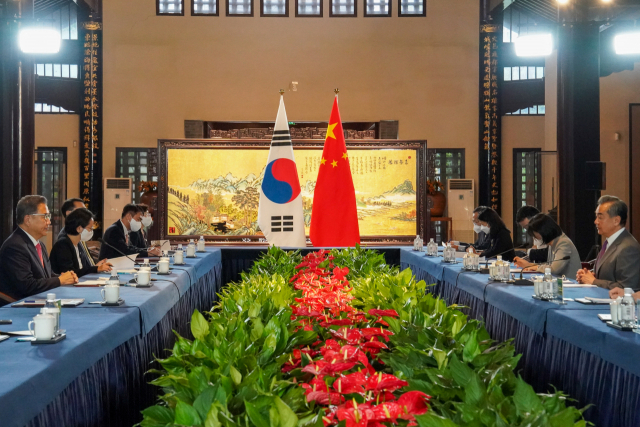 박진(왼쪽) 외교부 장관과 왕이 중국 외교부장이 9일(현지 시간) 중국 산둥성 칭다오 지모고성군란호텔에서 열린 한중 외교장관회담 모두발언을 하고 있다. 사진 제공=외교부