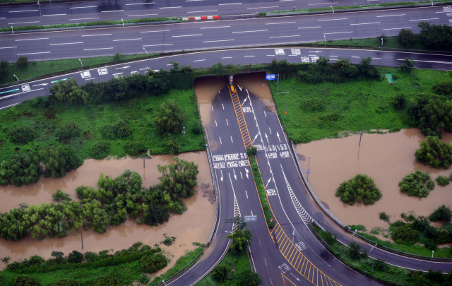 서울 수도권지역에 기록적인 폭우가 내린 가운데 9일 오전 서울 여의도 63빌딩 전망대에서 바라본 여의상류IC교차로가 물에 잠겨 있다. 권욱 기자