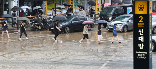 전날 중부지방에 기록적인 폭우가 쏟아지며 곳곳에 침수피해가 생긴 9일 서울 신대방역 앞 도로가 토사로 뒤덮여 있다. 성형주 기자