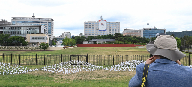지난 6월 용산공원 시범개방 기간에 서울 용산구 용산공원 내 전망대에서 바라본 대통령실의 모습. /오승현 기자