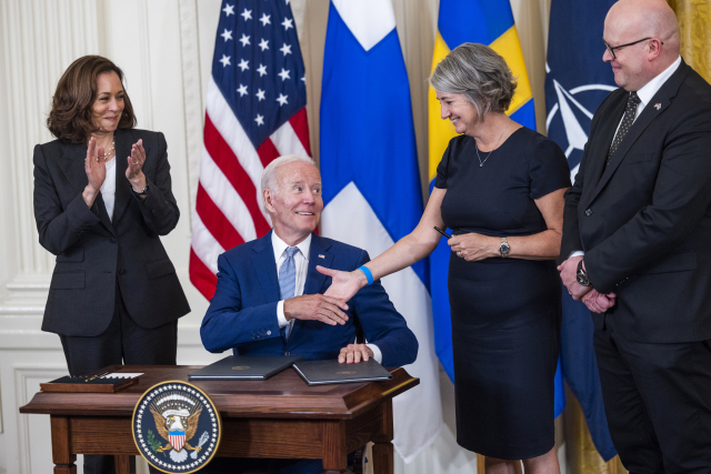 조 바이든 미국 대통령이 9일 반도체 산업육성법 서명을 마치고 악수를 하고 있다. /EPA연합뉴스