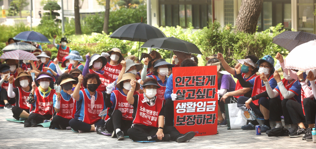 연세대학교 청소·경비노동자들이 지난달 19일 오전 서울 서대문구 연세대학교 백양관 앞에서 열린 집회에서 구호를 외치고 있다. 연합뉴스