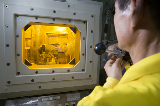 한국원자력연구원 연구진이 방사성동위원소 생산 시설에서 ‘루테튬-177’을 제조하고 있다. 사진제공=한국원자력연구원