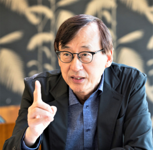 김광현 서울대 명예교수가 서울 반포의 한 카페에서 자신이 생각하는 건축의 정의에 대해 설명하고 있다.