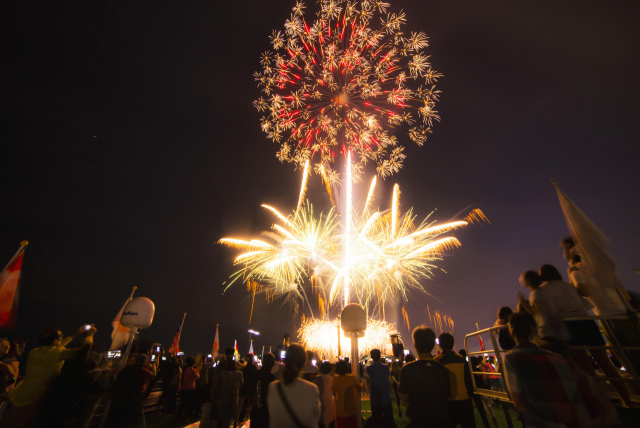 ‘부산항 원나잇 크루즈’ 상품이 운영되는 팬스타드림호에서 선상 불꽃축제가 펼쳐지고 있다./사진제공=팬스타그룹