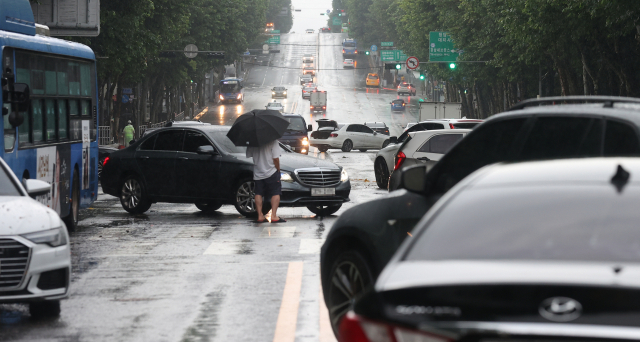 폭우 침수차로 가득한 도로. 연합뉴스