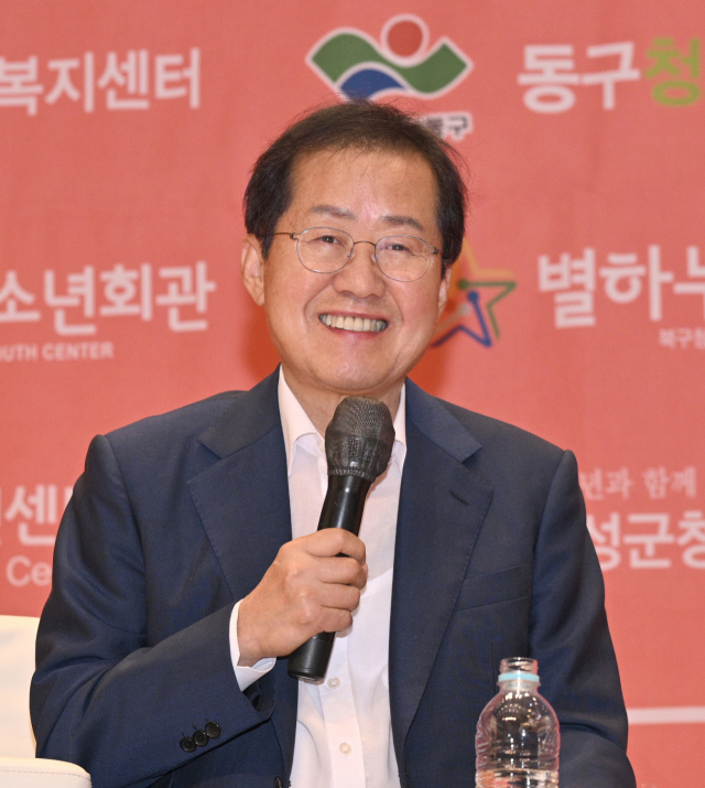 홍준표 대구시장이 지난달29일 대구 북구 경북대학교 글로벌플라자에서 열린 '2022년 대구 청소년참여기구 연합 워크숍'에서 참석자들의 질문에 답하고 있다. 사진제공=대구시