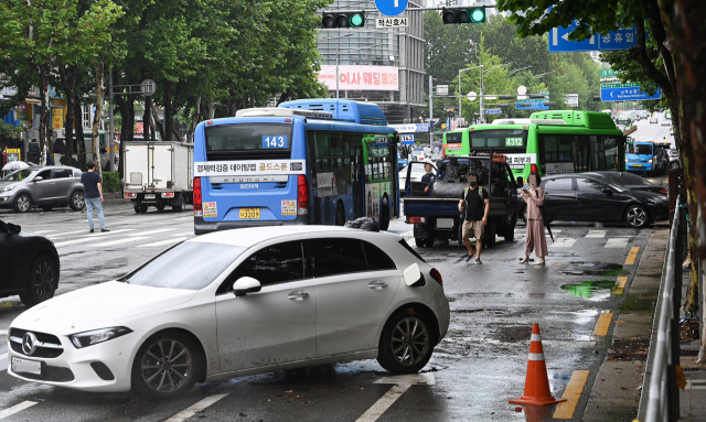 서울을 비롯한 중부지역에 폭우가 이틀째 내린 9일 서울 강남구 대치역 인근 거리에 지난밤 집중호우로 침수된 차량들이 방치돼 있다. /오승현 기자