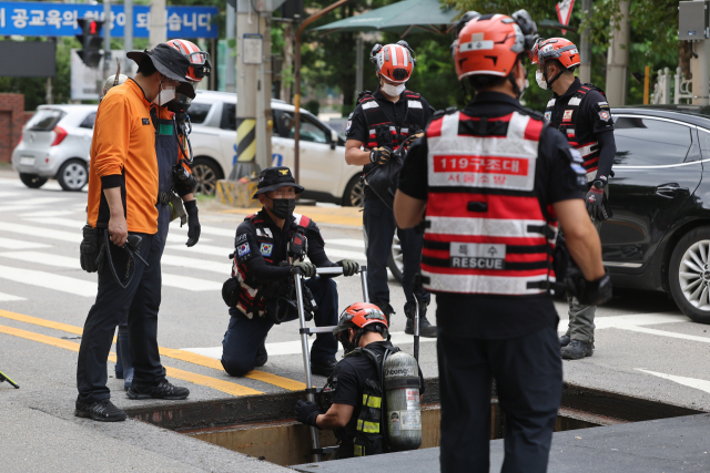 10일 서울 강남역 인근에서 119 특수구조대원 등이 폭우로 휩쓸린 실종자들을 찾는 작업을 하고 있다. /연합뉴스