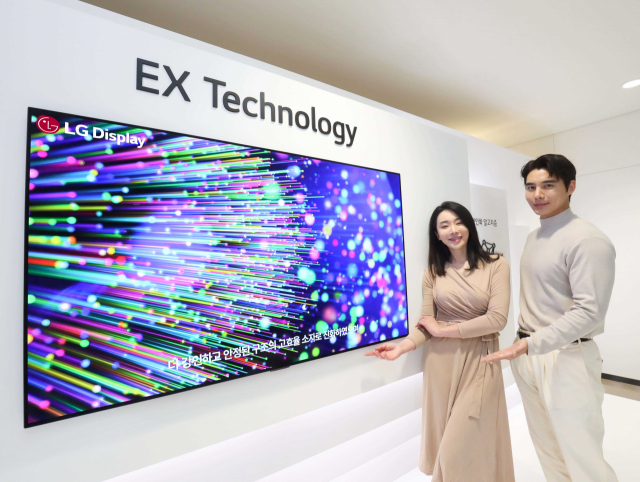 LG디스플레이 모델들이 차세대 TV 패널인 ‘OLED.EX’를 소개하고 있다. 사진제공=OLED