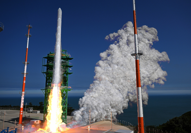 6월 21일 순수 국내 기술로 설계 및 제작된 한국형발사체 누리호(KSLV-Ⅱ)가 전남 고흥군 나로우주센터 발사대에서 화염을 내뿜으며 우주로 날아오르고 있다. 고흥=오승현 기자