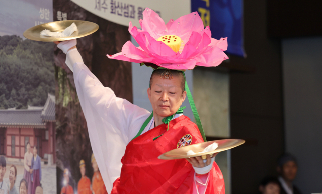 안은미 무용가가 10일 서울 중구 더플라자호텔에서 열린 2022 세계유산축전 기자간담회에서 신작 ‘부석사 명무전 - 기특기특’의 일부를 선보이고 있다. 연합뉴스