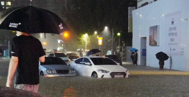 폭우에 침수된 차량. 연합뉴스