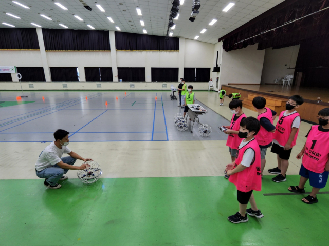 동명대학교 내 남구 드론교육체험센터에서 초등학생 등이 드론 축구에 대해 배우고 있다./사진제공=동명대