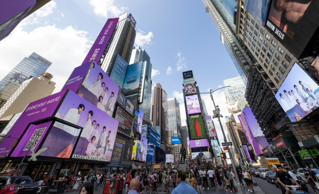 '갤럭시 Z 플립4 X BTS' 콜라보레이션 영상이 10일 오후 (현지 시간) 미국 뉴욕 타임스스퀘어에서 총 15개의 스크린을 통해 상영되고 있다. 사진제공=삼성전자