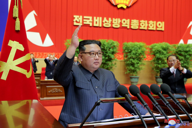 김정은 북한 국무위원장이 전국비상방역총화회의를 주재하고 코로나19 위기가 완전히 해소됐다고 선언했다. /연합뉴스