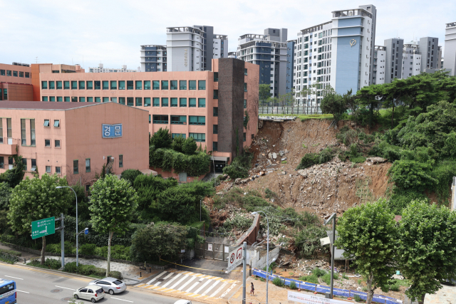 서울 동작구 경문고등학교 측면이 폭우로 인한 산사태로 무너져 있다. 연합뉴스