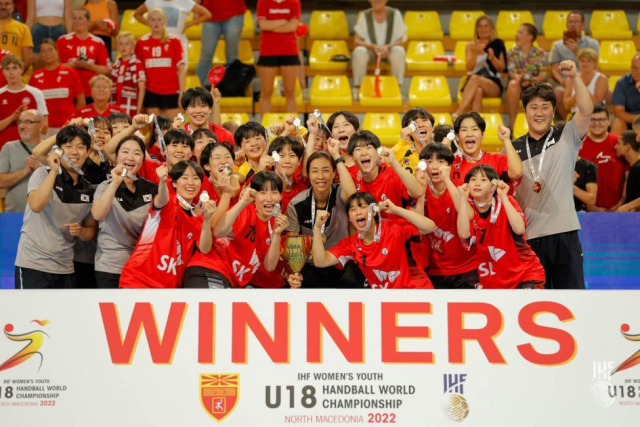 U-18 여자핸드볼 대표팀이 11일 청소년 세계선수권 우승 뒤 메달을 목에 걸고 기념 촬영을 하고 있다. 사진 제공=국제핸드볼연맹