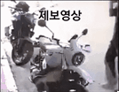 전화 통화를 하던 한 남성이 길거리에 주차된 오토바이를 쓰러트리는 모습. 유튜브 캡처