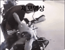 전화 통화를 하던 한 남성이 길거리에 주차된 오토바이를 쓰러트리는 모습. 유튜브 캡처