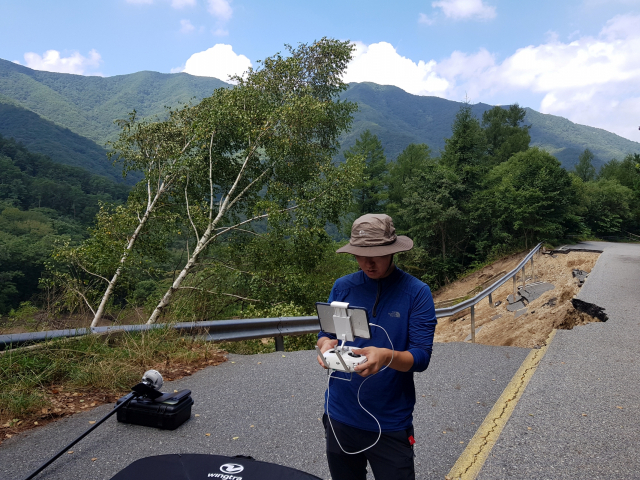 산림청 직원이 드론을 활용해 산사태 피해지를 조사하고 있다. 사진제공=산림청