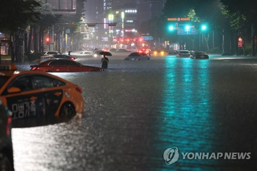 지난 8일 서울 대치역 인근 도로가 물에 잠기면서 차량들이 침수된 모습. 사진=연합뉴스