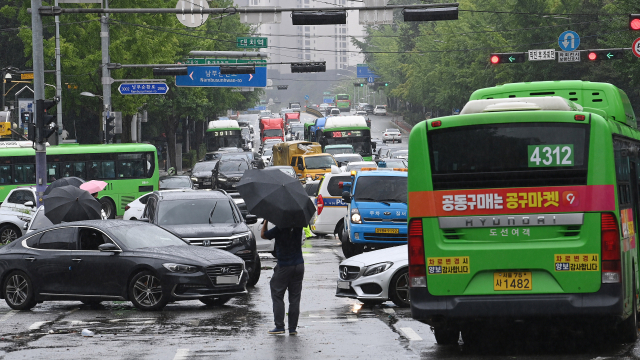서울을 비롯한 중부지역에 폭우가 이틀째 내린 지난 9일 서울 강남구 대치역 인근 거리에 지난밤 집중호우로 침수된 차량들이 방치돼 있다. 오승현 기자
