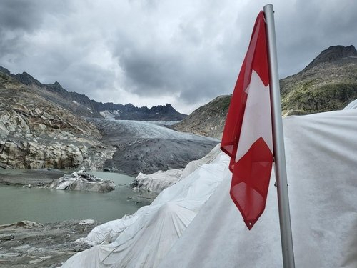 지난달 30일(현지시간) 스위스 알프스 산악지역 발레주의 론 빙하에는 햇빛을 반사해 얼음의 소실을 막기 위한 흰색 천막이 덮어져 있다. 연합뉴스