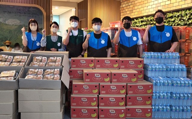 GS리테일 임직원들이 11일 서울 서초구에 긴급 구호물품을 전달한 후 사진 촬영을 하고 있다. 사진제공=GS