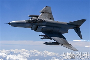 F-4 전투기 서해추락 '엔진화재' 탓…"민간 없는 해안가로 기수 전환후 비상탈출"