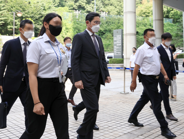 회계 부정과 부당 합병 등의 혐의로 재판에 넘겨진 이재용 삼성전자 부회장이 12일 서초구 서울중앙지방법원에서 열린 1심 속행공판에 출석하고 있다. 연합뉴스