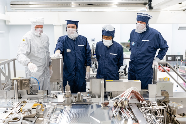 이재용(왼쪽 두번째) 삼성전자 부회장이 네덜란드 ASML 본사를 찾아 반도체 장비를 검검하고 있는 모습. 연합뉴스