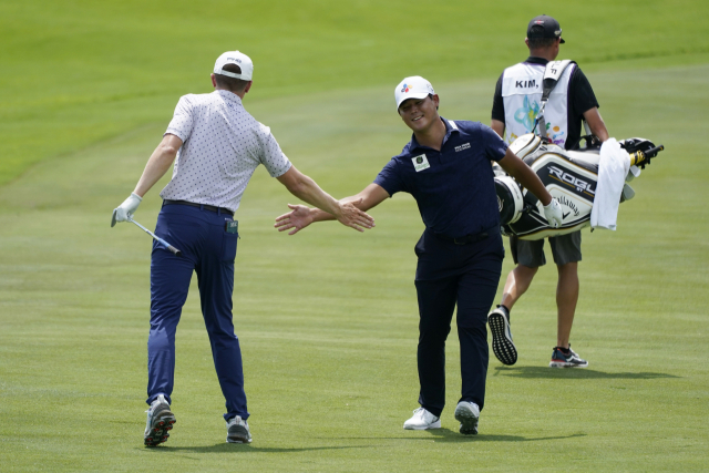 김시우가 12일 PGA 투어 세인트주드 챔피언십 1라운드 마지막 홀에서 샷 이글을 터뜨린 뒤 같은 조 매켄지 휴즈의 축하를 받고 있다. AP연합뉴스