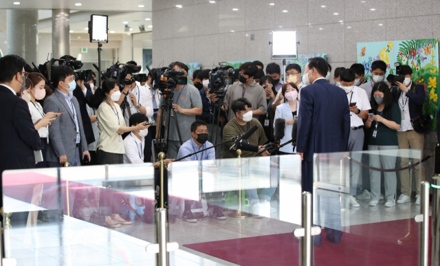 윤석열 대통령이 12일 오전 서울 용산 대통령실 청사로 출근하며 취재진의 질문에 답하고 있다. 연합뉴스