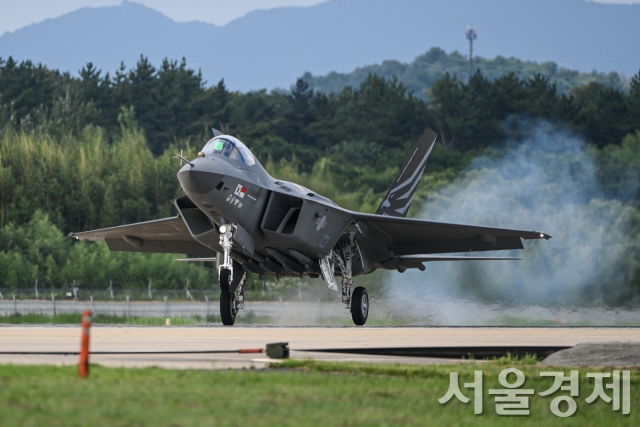 국산 전투기 KF-21 보라매 시제 1호기가 지난 7월 19일 오후 경남 사천 공군 제3훈련비행단 활주로를 이륙하며 성공적인 첫 비행시험에 나서고 있다. 사진제공=방사청