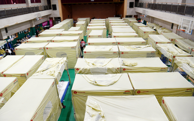 지난 10일 오후 구룡마을 수해 이재민들이 임시대피소로 사용하고 있는 서울 강남구 구룡중학교 체육관에 텐트들이 즐비하게 놓여 있다. /국회사진기자단