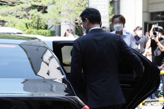 이재용 삼성전자 부회장이 12일 서울 중앙지방법원에서 열린 부당 합병 혐의 관련 공판에 출석한 뒤 법원을 떠나고 있다. 연합뉴스