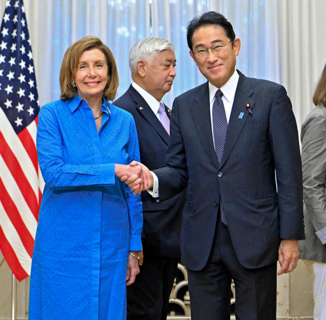 지난 5일 기시다 후미오 일본 총리가 도쿄의 총리 관저에서 방일 중인 낸시 펠로시 미국 하원의장과 악수하고 있다. 연합뉴스